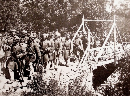 Διεύλευση γέφυρας από τμήμα εὐζώνων Β'Βαλκανικός πόλεμος.